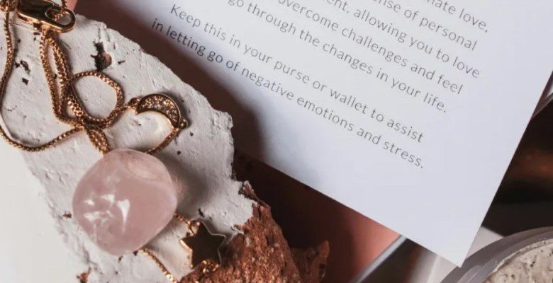 С каким цветом вечернего наряда лучше всего сочетается украшение с розовым кварцем