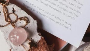 С каким цветом вечернего наряда лучше всего сочетается украшение с розовым кварцем