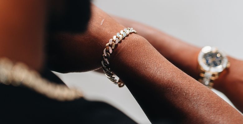 Какие украшения выбрать для мужчины-бизнесмена, чтобы показать статус