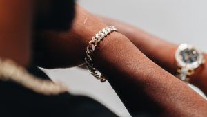 Какие украшения выбрать для мужчины-бизнесмена, чтобы показать статус