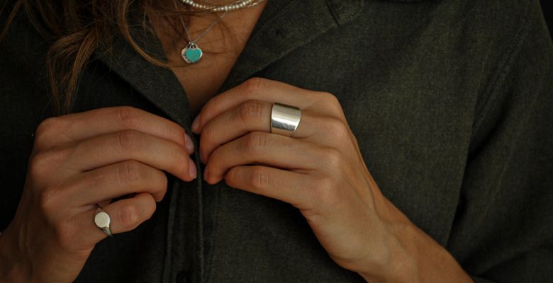 Какие украшения выбрать для женщины 50+ для придания элегантности