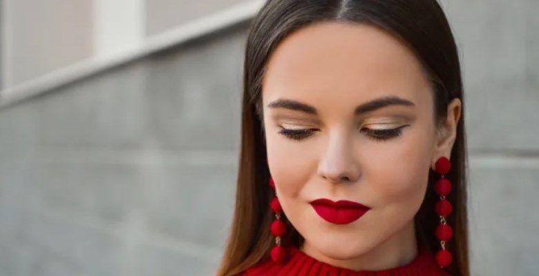 Какие серьги выбрать девушкам с треугольным (сердцевидным) лицом для гармоничного образа