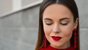 Какие серьги выбрать девушкам с треугольным (сердцевидным) лицом для гармоничного образа