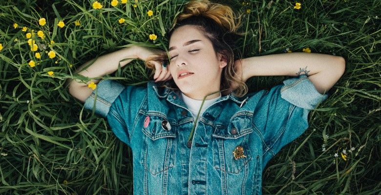 Какую брошь выбрать для джинсовой куртки, чтобы создать молодежный образ