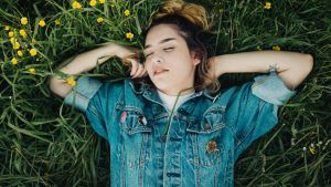 Какую брошь выбрать для джинсовой куртки, чтобы создать молодежный образ