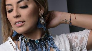 Какие серьги выбрать под джинсовый образ