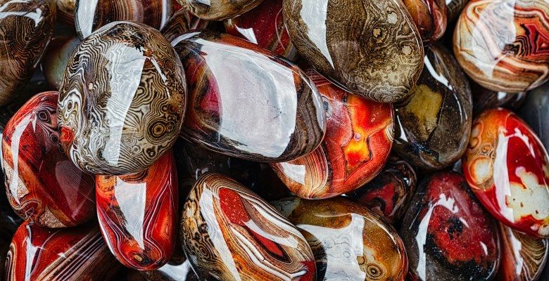 С каким цветом вечернего наряда лучше всего сочетается украшение с агатом