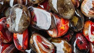 С каким цветом вечернего наряда лучше всего сочетается украшение с агатом