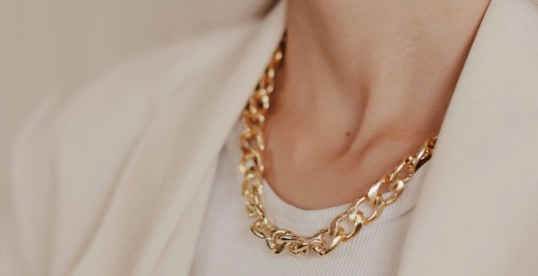 Какое колье выбрать для повседневной носки с футболкой или топом