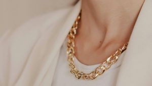 Какое колье выбрать для повседневной носки с футболкой или топом