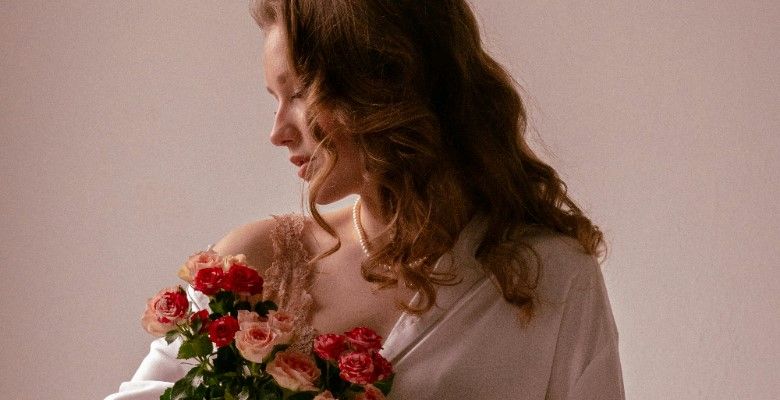 Какое колье выбрать под платье с открытым плечом