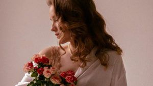 Какое колье выбрать под платье с открытым плечом