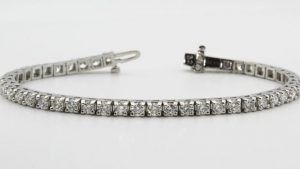 Какие браслеты выбрать для людей с аллергией на металлы?