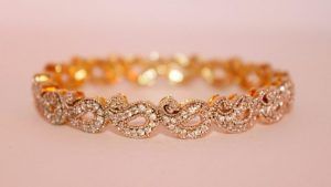 Какие браслеты выбрать для подарка коллеге по работе?