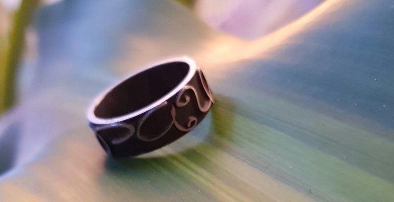 Кольца из нестандартных материалов: дерева, керамики, силикона, титана и др.