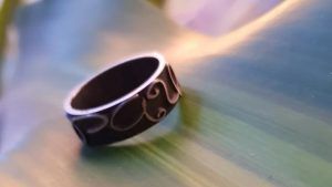 Кольца из нестандартных материалов: дерева, керамики, силикона, титана и др.