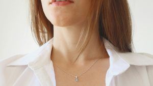Какое колье выбрать для обладательниц короткой шеи
