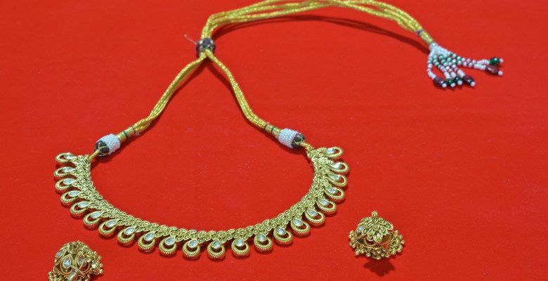 Какое колье выбрать для подарка бабушке, чтобы оно соединяло современный стиль и классику