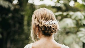 Какие серьги выбрать для новогодней ночи под платье с закрытыми плечами