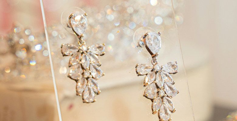 Какие серьги выбрать для новогодней ночи под платье с плечами-фонариками