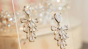 Какие серьги выбрать для новогодней ночи под платье с плечами-фонариками