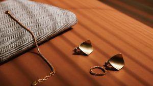 Какие браслеты выбрать для делового стиля (офис‑лук)?