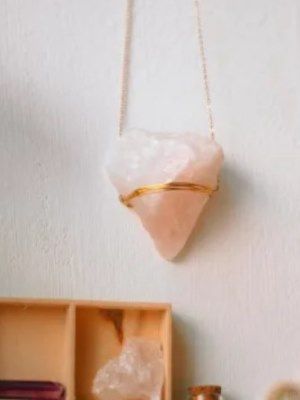 украшение с розовым кварцем