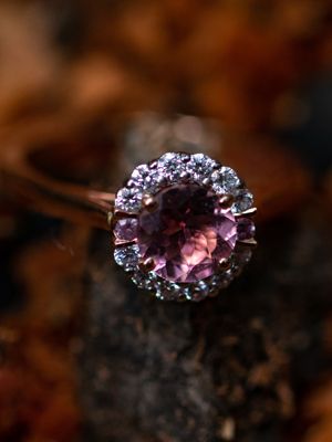 украшение с розовым кварцем