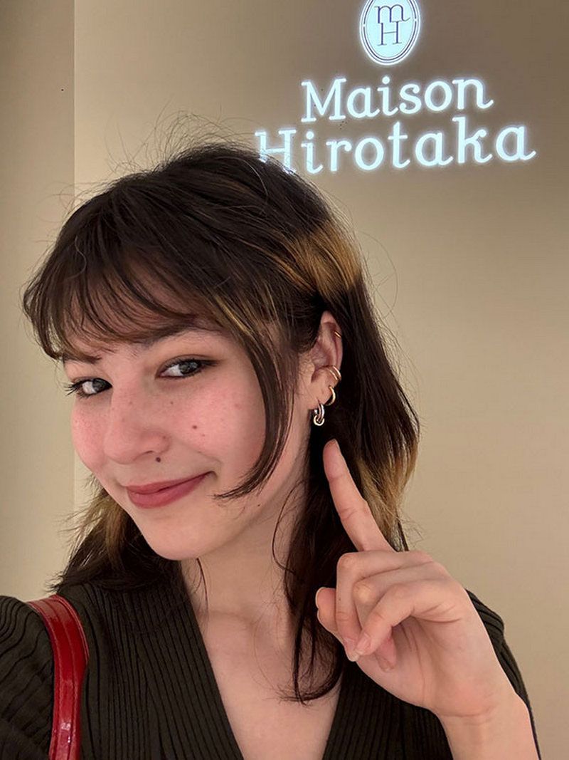 Алиса Лю носит серьги Dune от Hirotaka, изготовленные из оксидированного стерлингового серебра и 10-каратного желтого золота Алиса Лю носит серьги Dune от Hirotaka, изготовленные из оксидированного стерлингового серебра и 10-каратного желтого золота