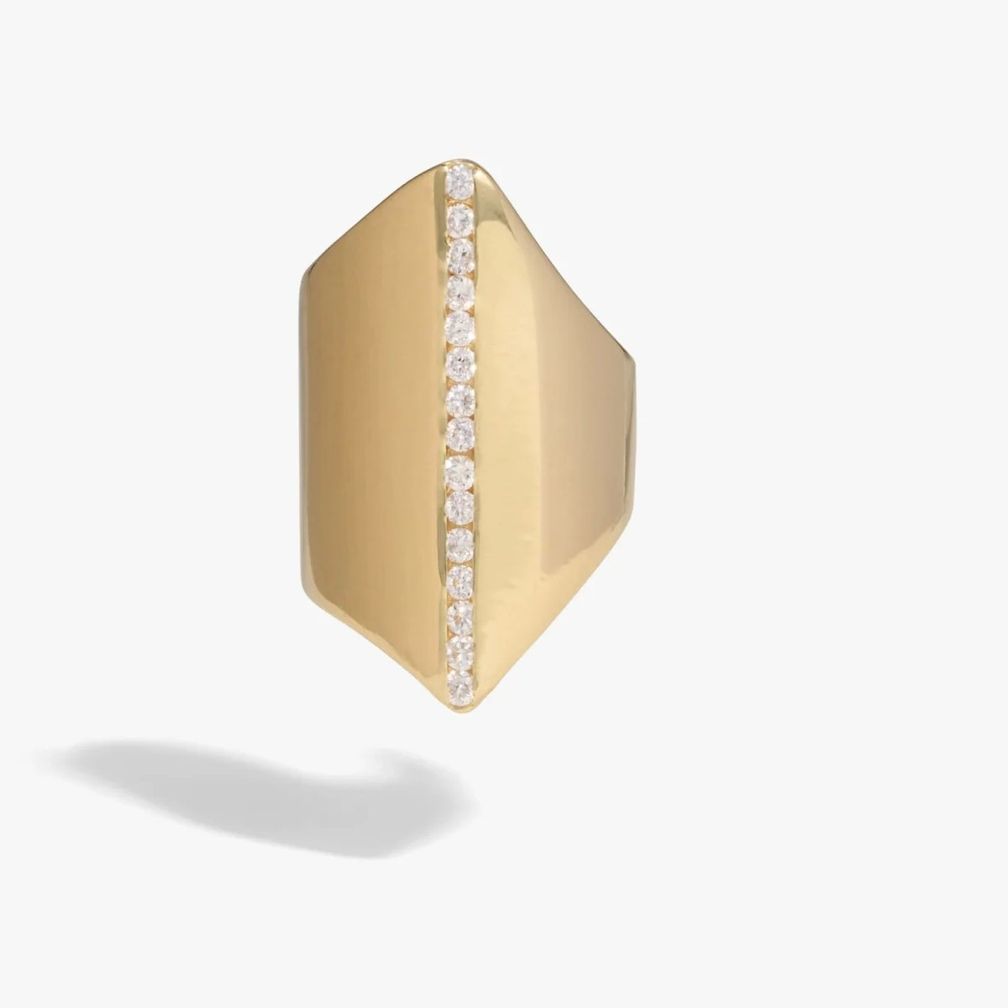 Серьга-кафф Shield («Щит») из серебра, покрытого 14-каратным золотом, с выращенными в лаборатории белыми сапфирами