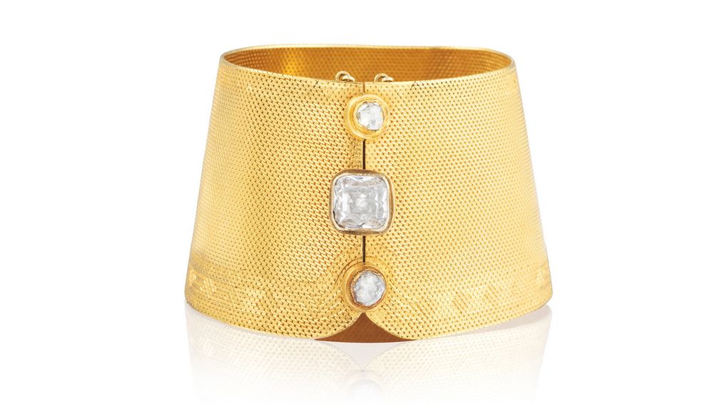 Этот браслет украшен старинным бриллиантом огранки подушка и двумя бриллиантами огранки роза, вставленными в мягкий миланский браслет из желтого золота с греческими орнаментами