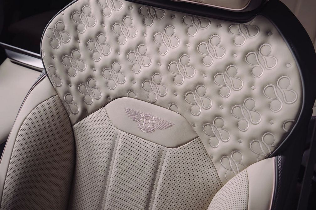 Интерьеры автомобилей, созданных в рамках сотрудничества Boodles x Bentley, напоминают роскошные шкатулки для драгоценностей. Фото: Boodles Интерьеры автомобилей, созданных в рамках сотрудничества Boodles x Bentley, напоминают роскошные шкатулки для драгоценностей. Фото: Boodles