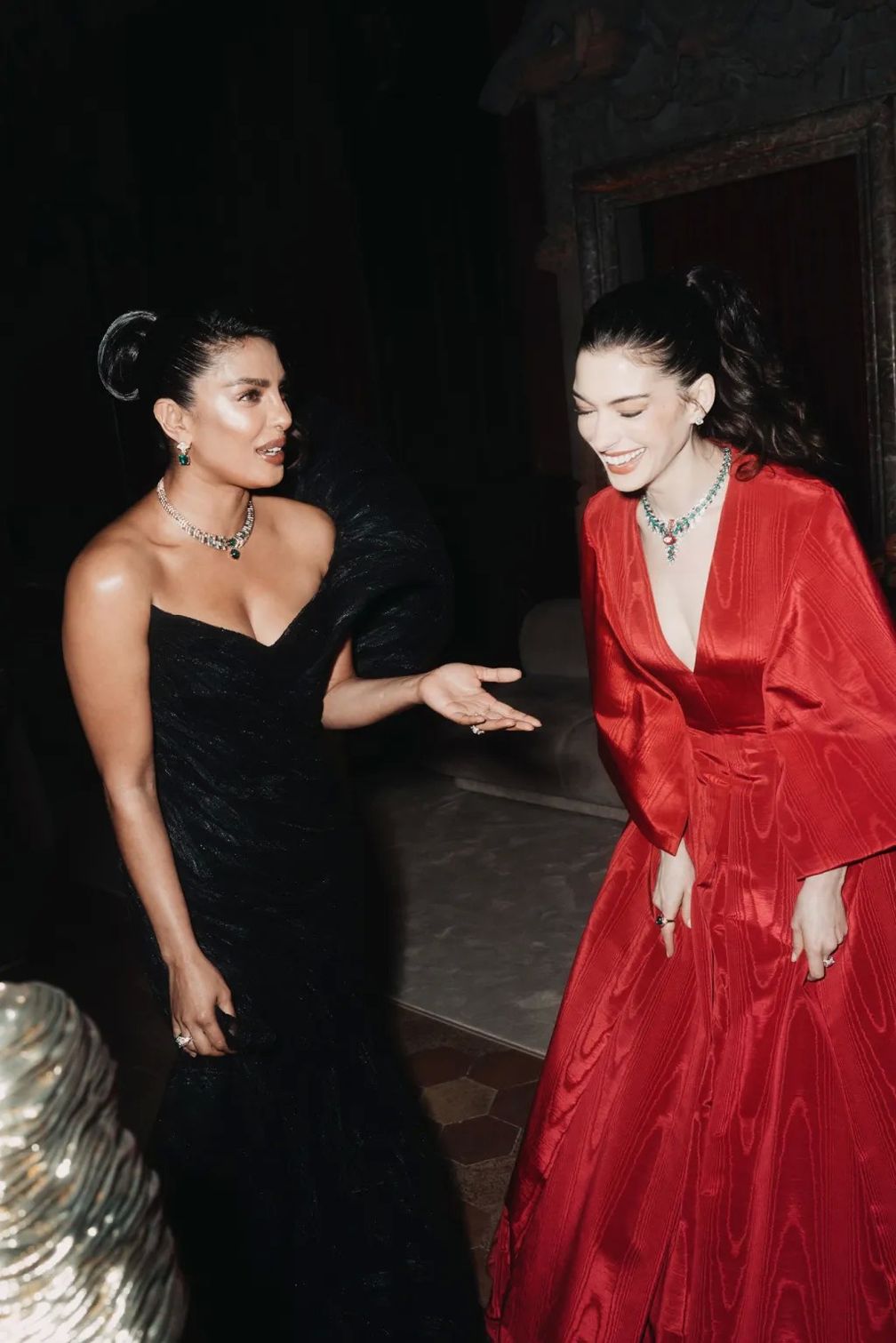 Приянка Чопра Джонас и Энн Хэтэуэй. Фото: Лукас Поссайд / WWD