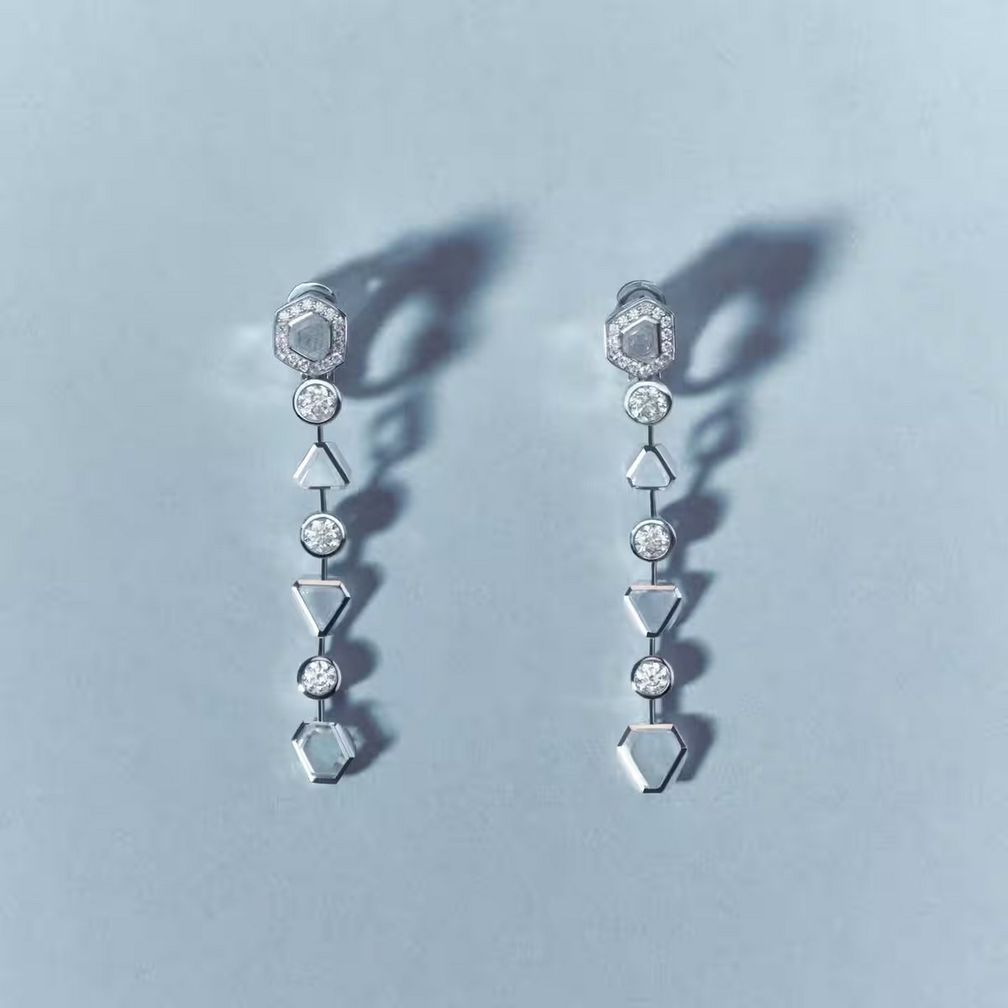 Серьги-подвески из капсульной коллекции Riverborn от De Beers