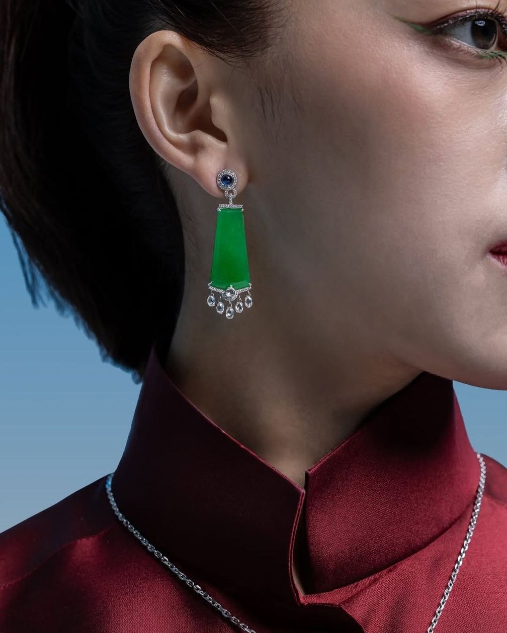 Серьги «Амулет мира» из полупрозрачного бирманского жадеита типа А, украшенные бриллиантами и сапфирами