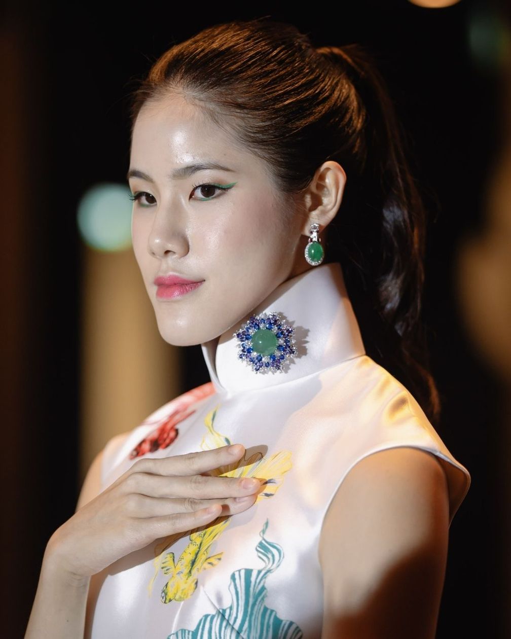 Серьги из жадеита огранки кабошон с рубинами и бриллиантами, брошь «Цветущий жадеит» 