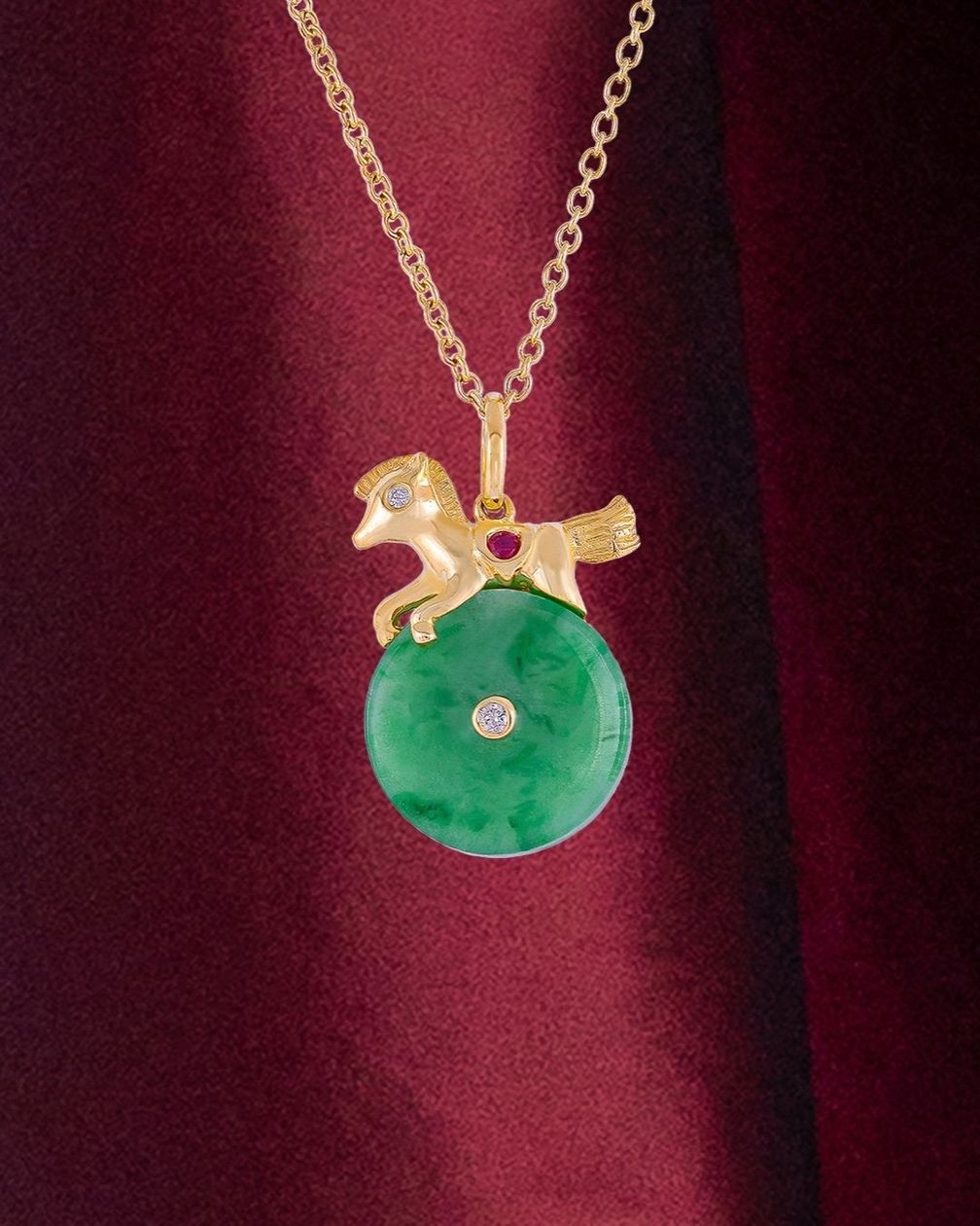 Кулон в виде лошади из жадеита с бриллиантами и рубинами