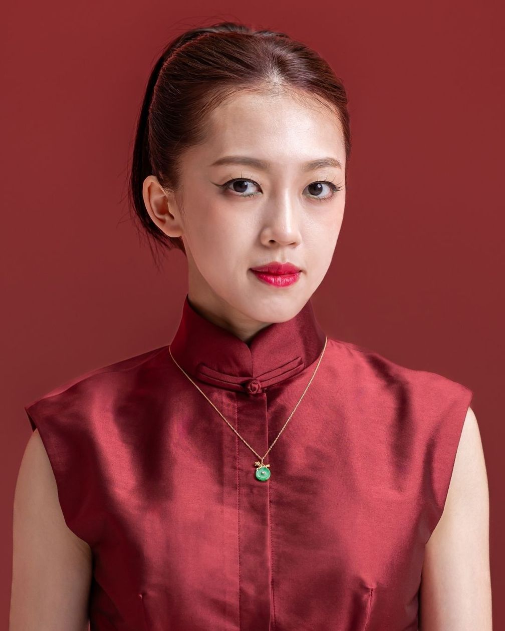 Сидни Чин в кулоне «Лошадь» из жадеита с бриллиантами и рубинами