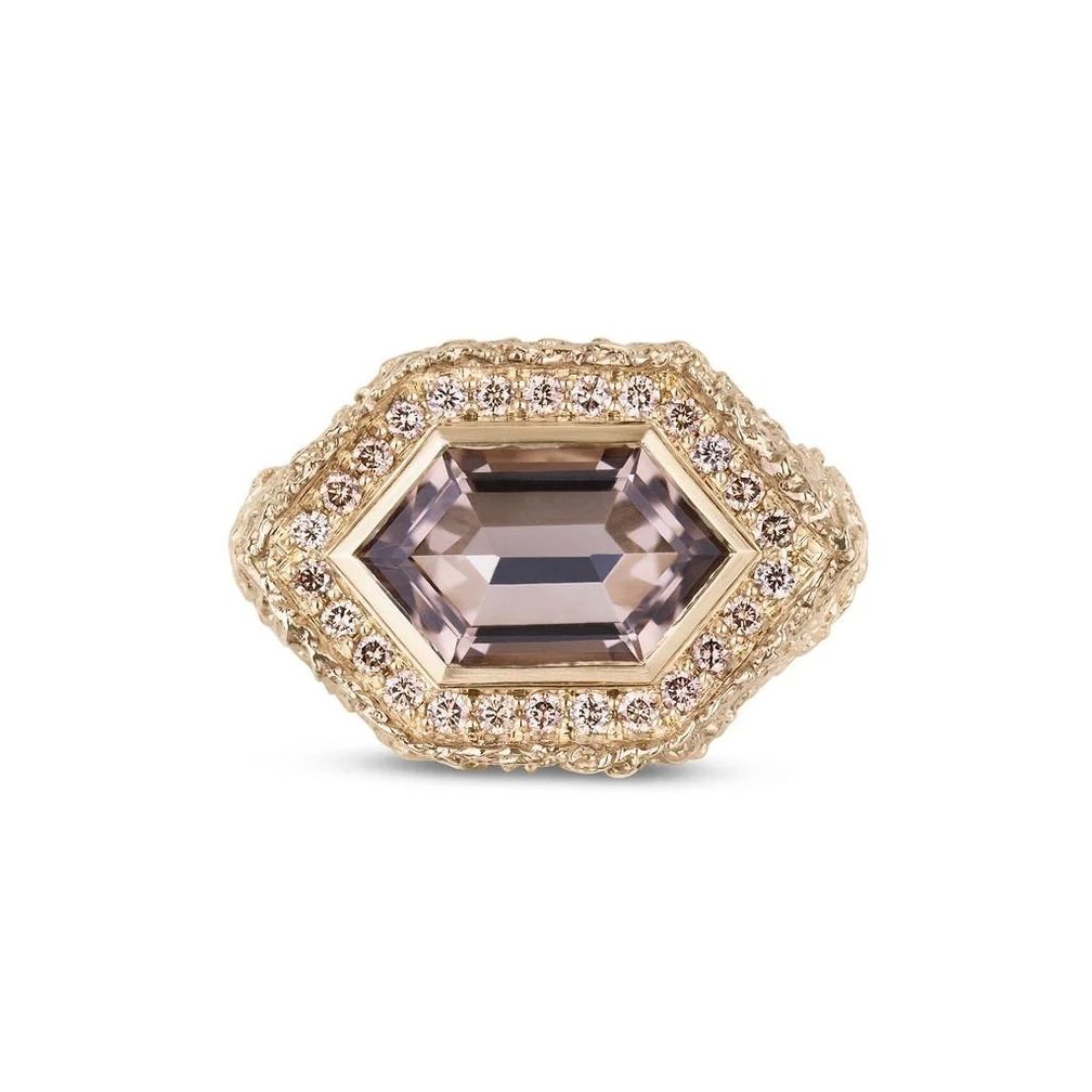 Кольцо Knots («Узлы») из желтого золота 9 карат с шестигранным кварцем Кэрнгорм и бриллиантами цвета шампанского общим весом 0,37 карата Кольцо Knots («Узлы») из желтого золота 9 карат с шестигранным кварцем Кэрнгорм и бриллиантами цвета шампанского общим весом 0,37 карата