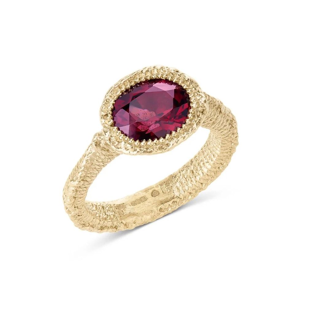 Кольцо Stitch («Стежок») из желтого золота 9 карат с овальным гранатом 2,5 карата Кольцо Stitch («Стежок») из желтого золота 9 карат с овальным гранатом 2,5 карата