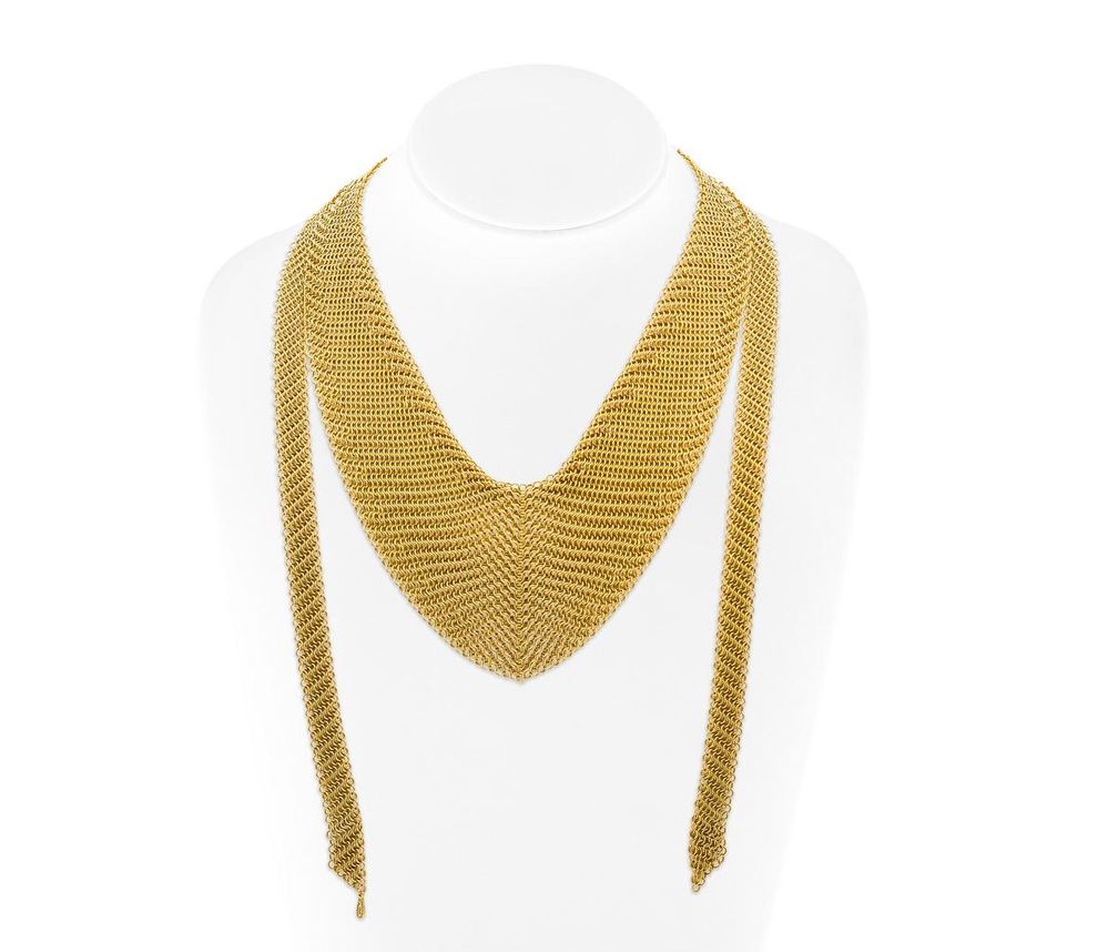 У ожерелья из сетки нет застежки, поэтому оно обхватывает шею, как шарф