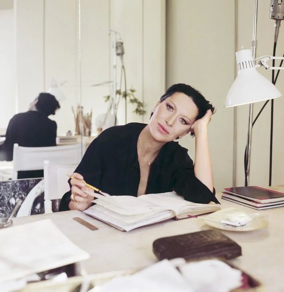 Эльза Перетти в крестике собственного дизайна. Фото: Хорст П. Хорст / Condé Nast via Getty Images 