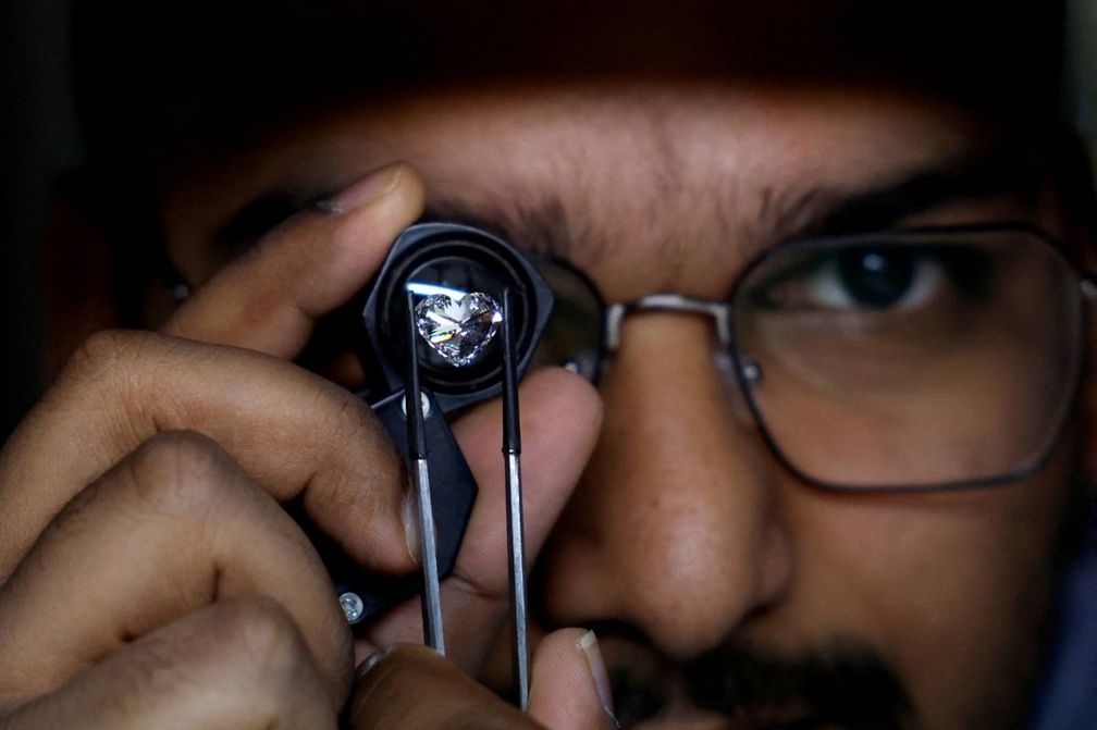 Мастер проверяет качество ограненного алмаза в сортировочном отделе алмазообрабатывающего предприятия в Сурате, Индия. Фото: REUTERS Мастер проверяет качество ограненного алмаза в сортировочном отделе алмазообрабатывающего предприятия в Сурате, Индия. Фото: REUTERS