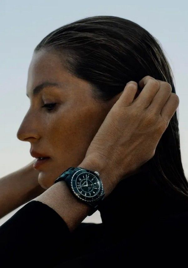 Жизель Бюндхен стала новым лицом часов Chanel J12