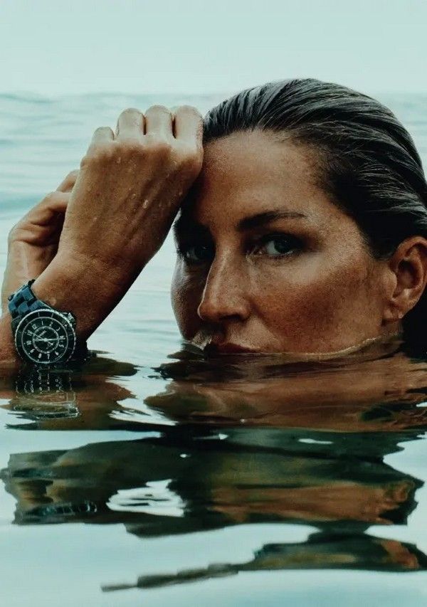 Жизель Бюндхен стала лицом новых керамических часов Chanel J12 Жизель Бюндхен стала лицом новых керамических часов Chanel J12