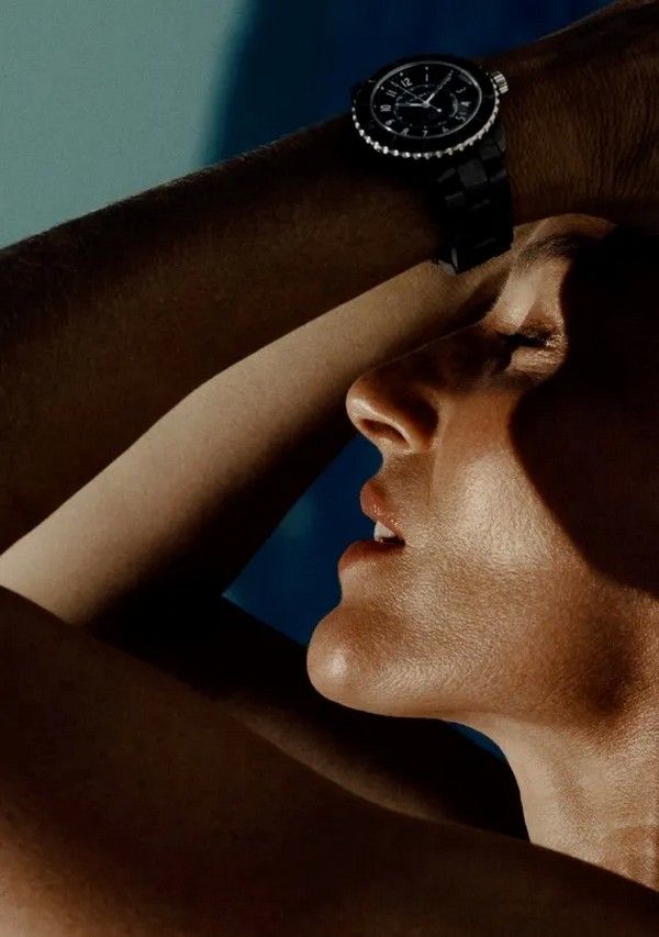 Жизель — прирожденная серфингистка, идеально подходящая для представления спортивных часов Chanel в морском стиле Жизель — прирожденная серфингистка, идеально подходящая для представления спортивных часов Chanel в морском стиле