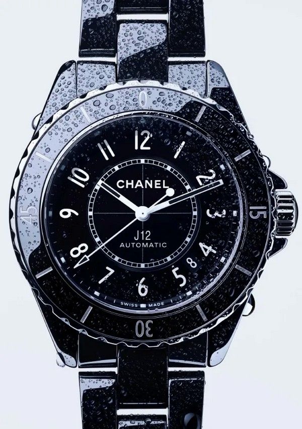 Chanel J12 стали первыми спортивными часами, полностью изготовленными из керамики, сочетающими прочность с гладкой текстурой Chanel J12 стали первыми спортивными часами, полностью изготовленными из керамики, сочетающими прочность с гладкой текстурой