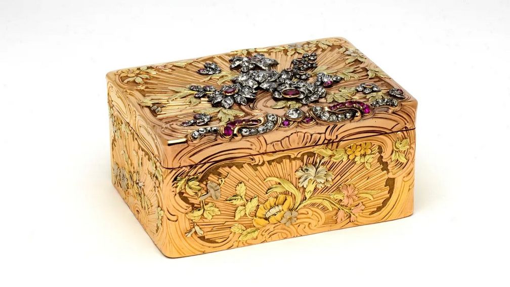 Табакерка из золота, серебра, бриллиантов и рубинов с цветочными и солнечными мотивами, Париж (1755–1756)