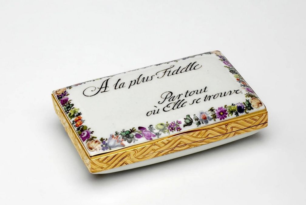 Табакерка в форме конверта из золота и фарфора с эмалью, Германия (около 1755). Фото: Музей Виктории и Альберта, Лондон