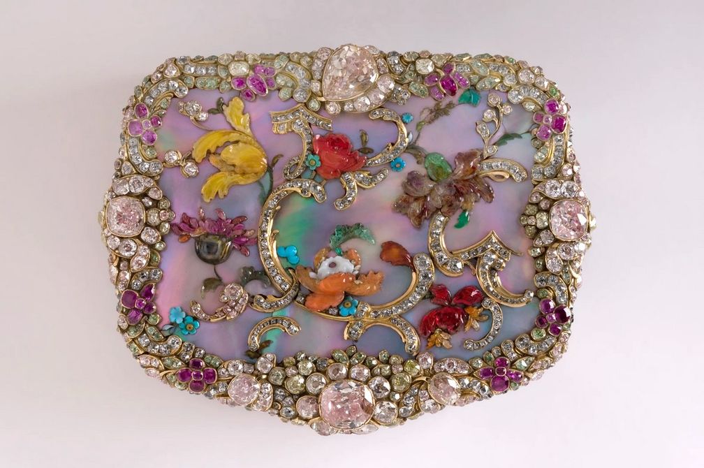 Золотая табакерка, украшенная перламутром, бриллиантами, рубинами и драгоценными камнями, Берлин (около 1765). Фото: Пол Гарднер